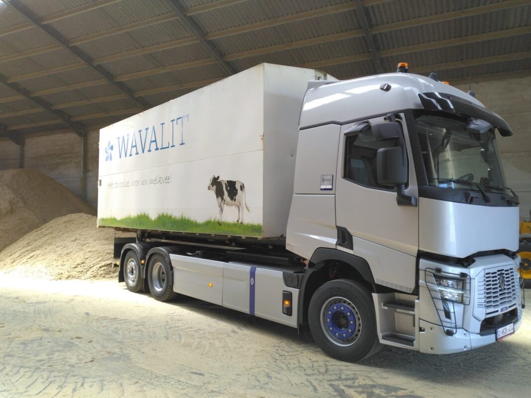 Ampe supplies first electric Renault trucks in building version in the Belux
