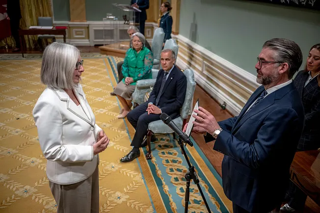 Canada Post employees to vote on contract offers, official rules