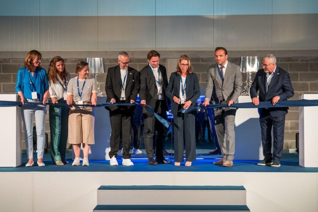 DSV opent nieuw energie-neutraal magazijn op Brussels Airport.