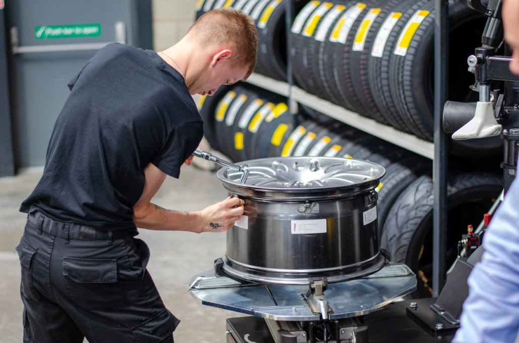 IMI signs UK Armed Forces Covenant at Automechanika Birmingham 2025