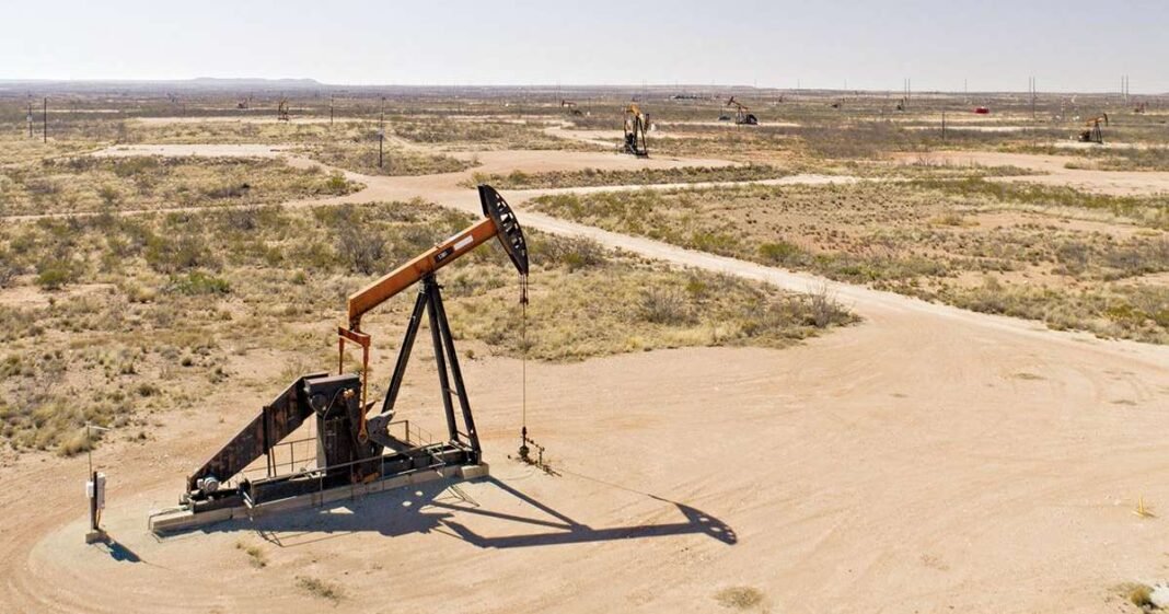 US Sees Oil Output Falling in 2026 in Blow to Trump’s Agenda