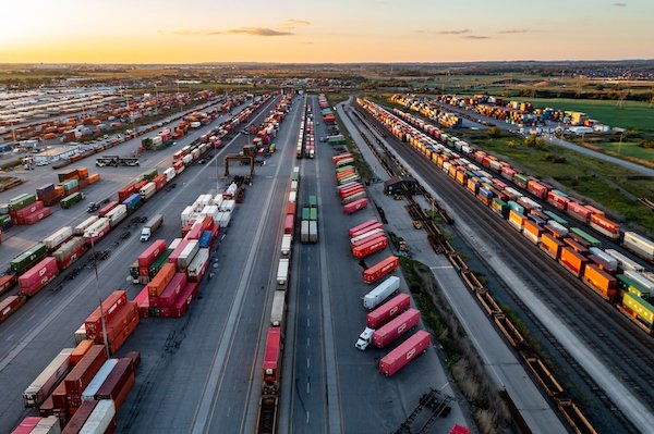 June U.S. rail carload and intermodal volumes head in different directions, reports AAR 