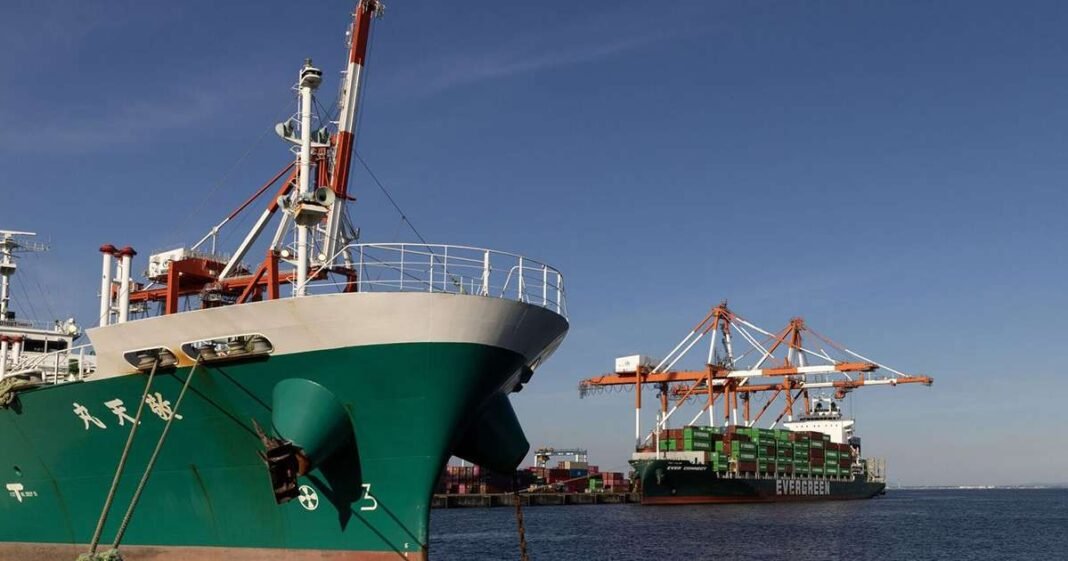 Trump Dismisses Extension of Tariff Deadline, Hits Japan