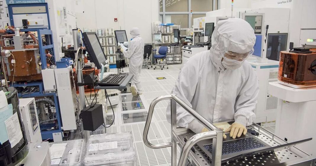 Applied Materials Falls After China Troubles Weigh on Forecast