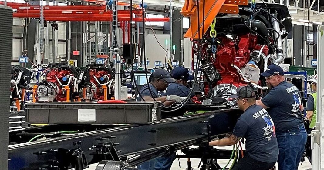 Class 8 Truck Orders Continue to Fall in August