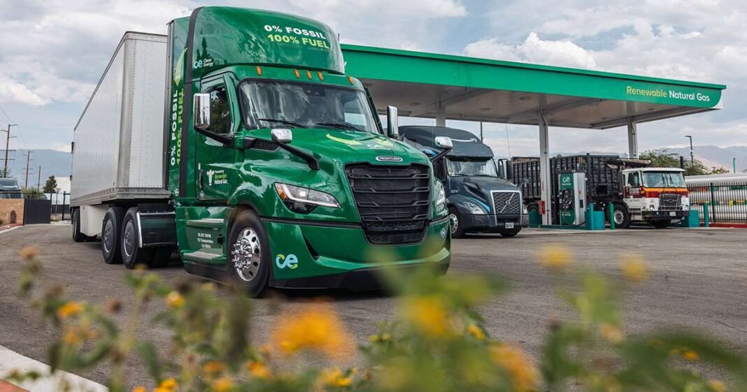 Clean Energy to Display New Freightliner X15N Demo Truck at MCE