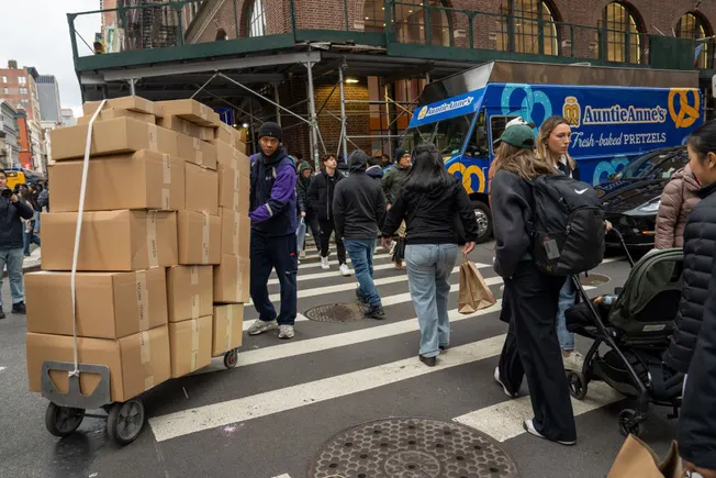 FedEx, Amazon slated for 2025 holiday volume gains: ShipMatrix