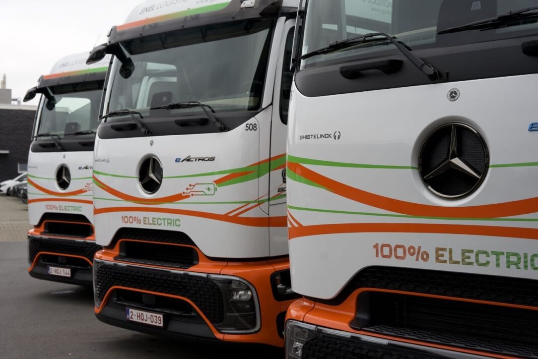 Quickly puts the first three eActros into use
