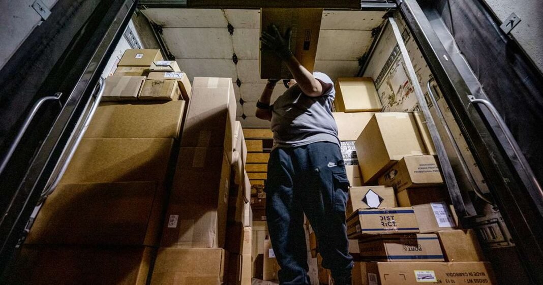 UPS Purchases 400 Robots to Unload Trucks in Automation Push