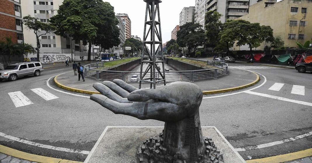 Energy Secretary to Meet With Oil Executives on Venezuela