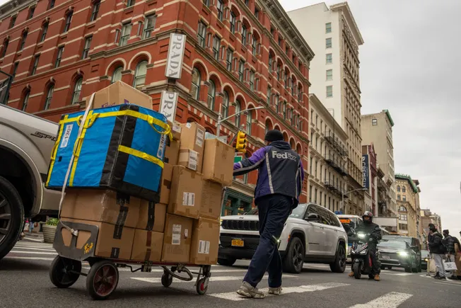 UPS, FedEx discounts heat up, but shipping costs still surging