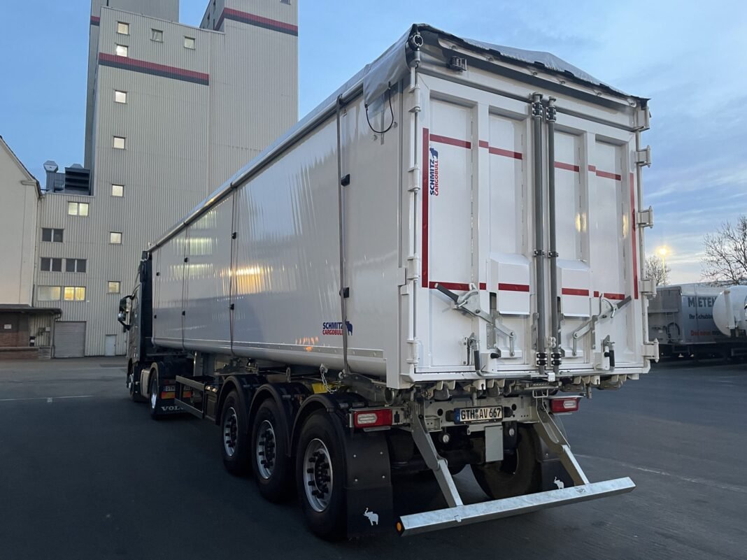Schmitz Cargobull improves its S.KI AK Light tipper trailer
