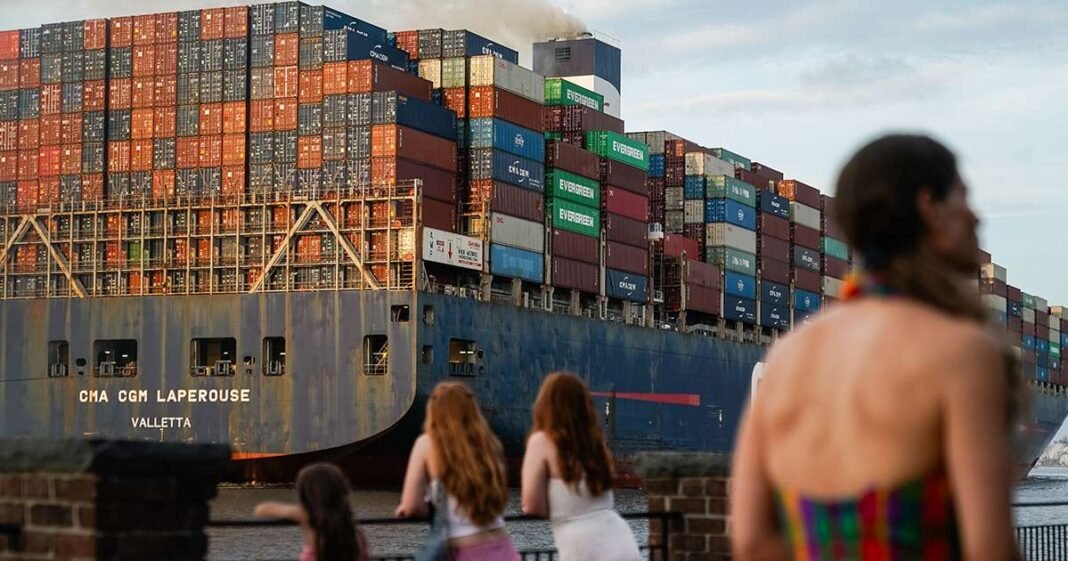 Shipping Firms Face Tough 2026 as Reopening of Red Sea Looms