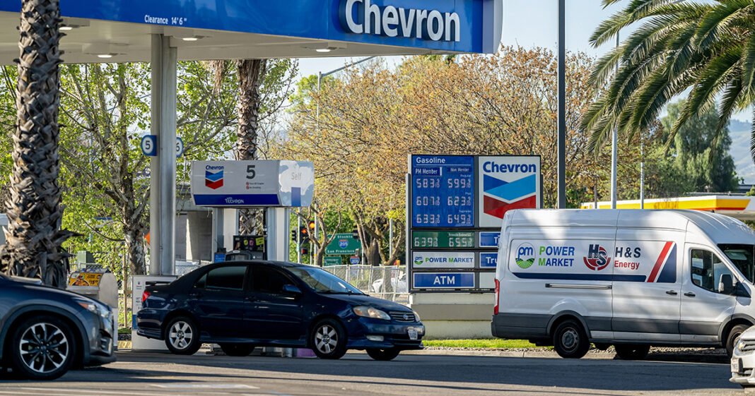 Consumer Sentiment Slips as Inflation Outlook Worsens