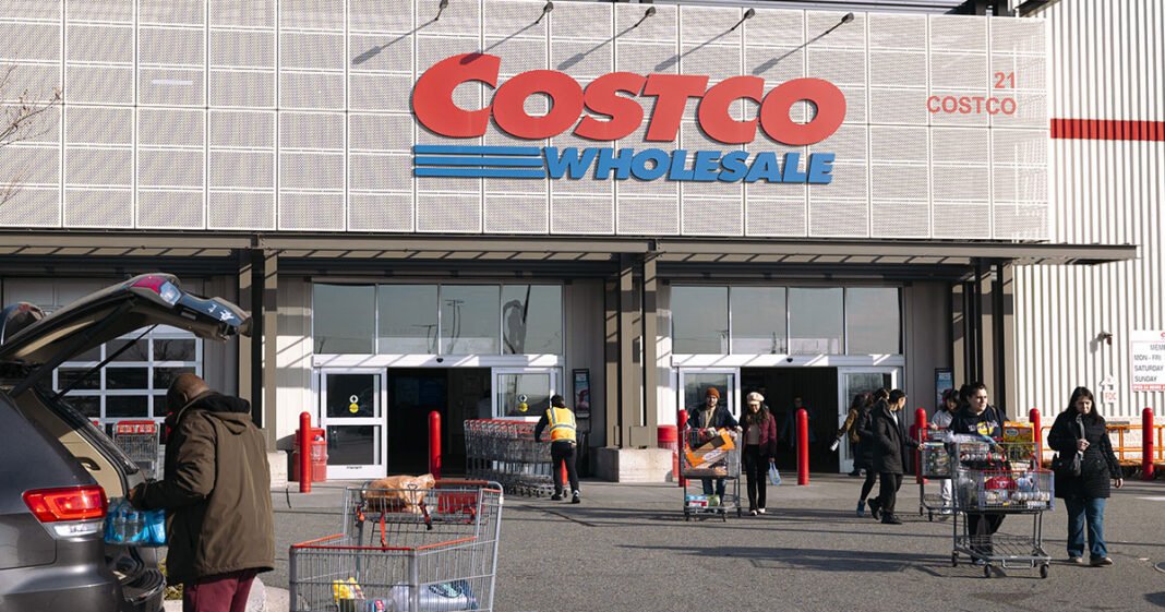 Costco Tops Earnings Forecast on Strong Shopper Demand