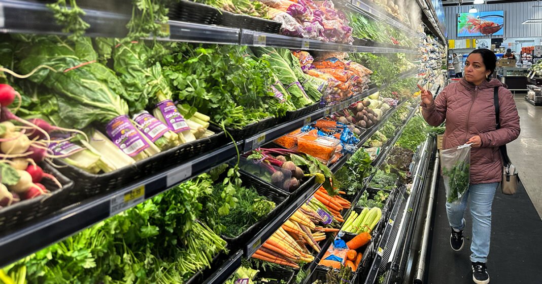 Economy Expanded at Sluggish 0.7% in Q4