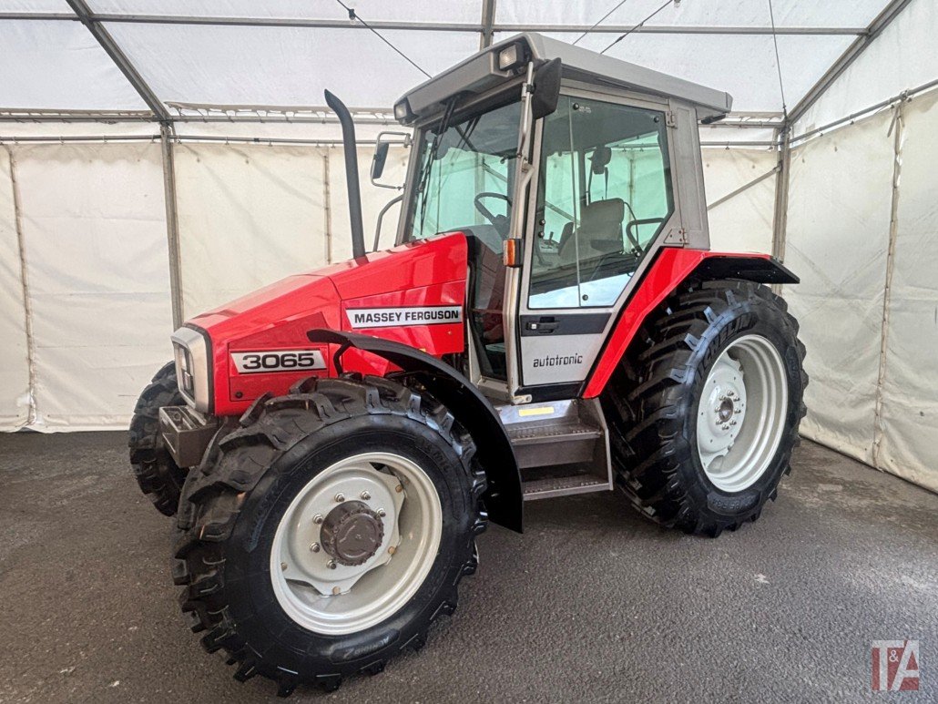 Emyr Evans marks 40 years with restoration of landmark tractor rolling on Michelin AgriBib 2