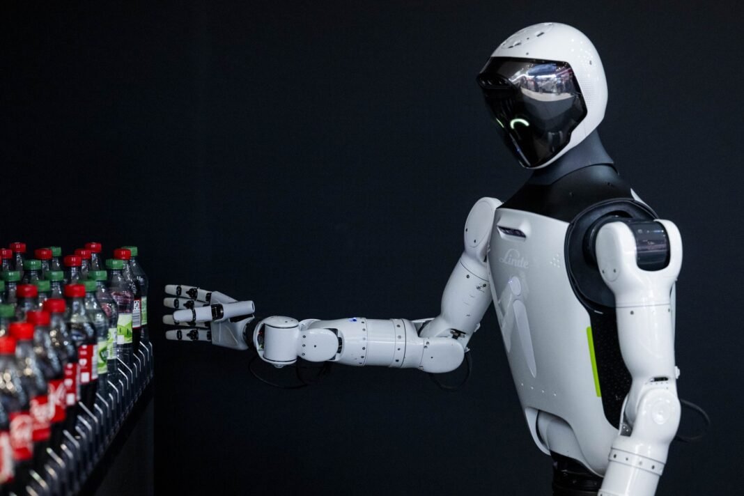 LogiMAT: robot 'Carl' delivers drinks at the Linde MH stand
