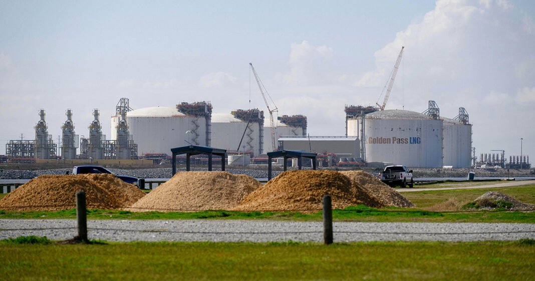 Qatar-Exxon Golden Pass LNG Plant in Texas Starts Production