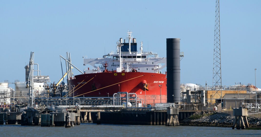 Trump Team Moves to Open Venezuela Oil Sector Wider