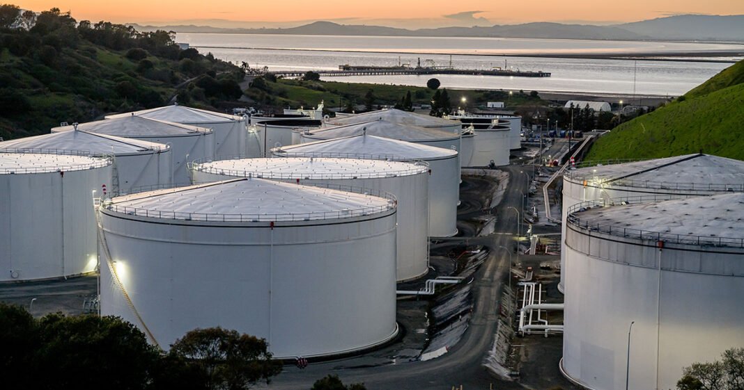 US Crude Posts Record Weekly Gain as Iran War Rages