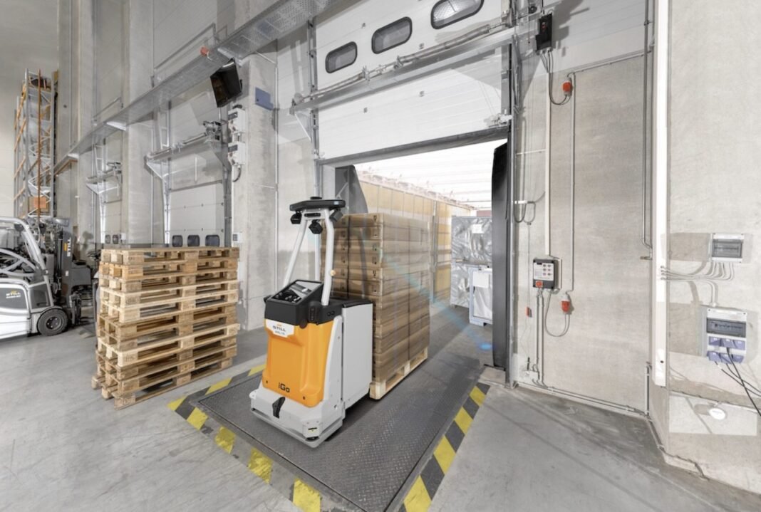 World premiere Still: AXL 15 iGO loads and unloads truck itself
