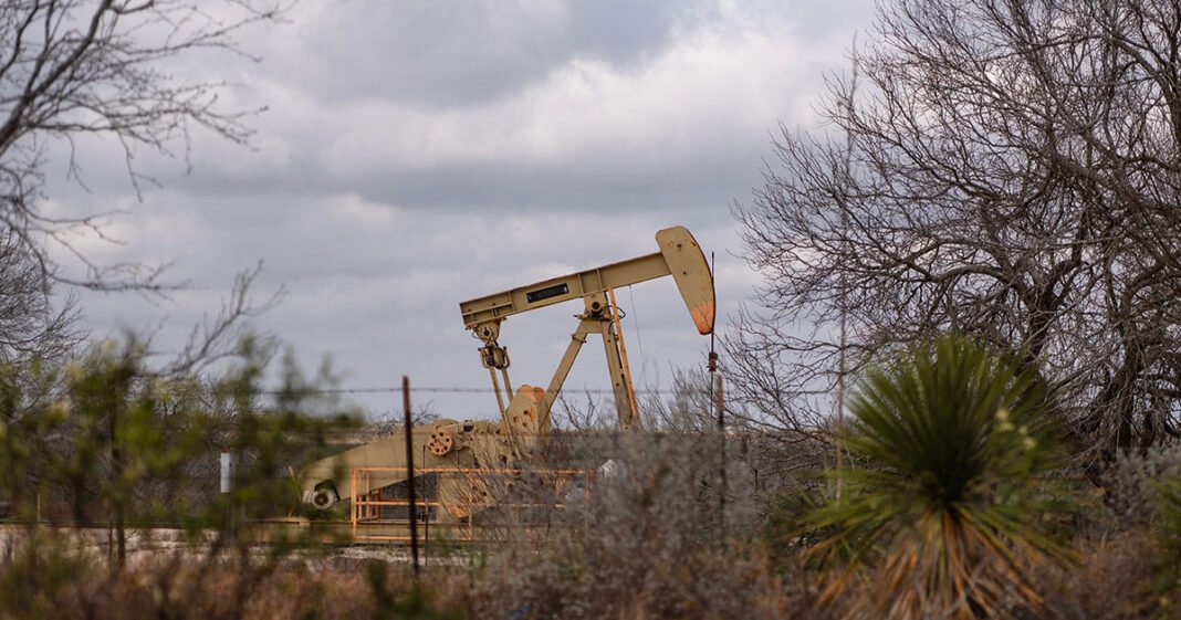 Oil Pulls Back as US and Iran Hint at Potential Off-Ramp