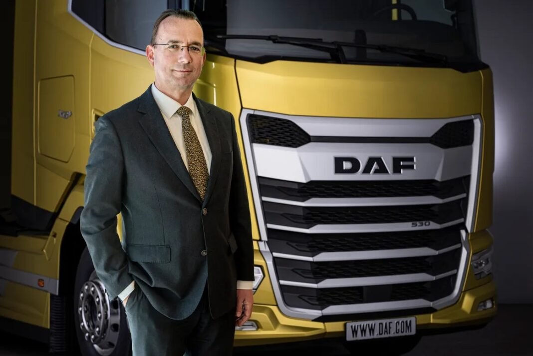 Harald Seidel hands over the baton to the head of DAF Trucks
